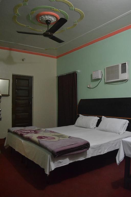 Hotel Sandeep Varanasi Zimmer foto